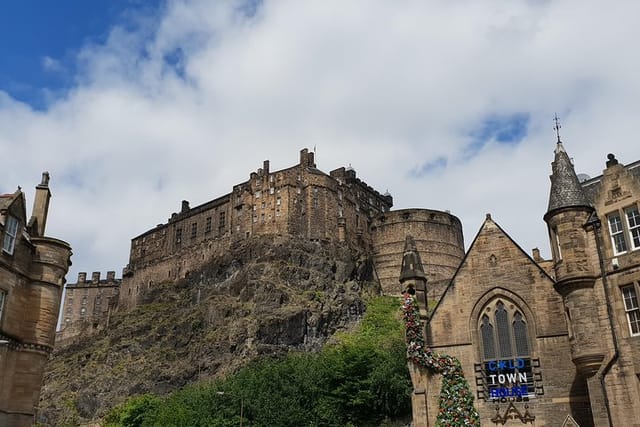 Public guided tour of Edinburgh at a minimum price - in French - Photo 1 of 4